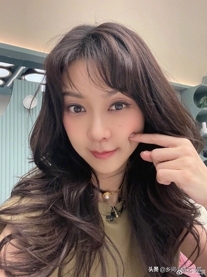 薛凯琪晒与刘恋穿同款衣服合影 发文表白为刘恋庆生