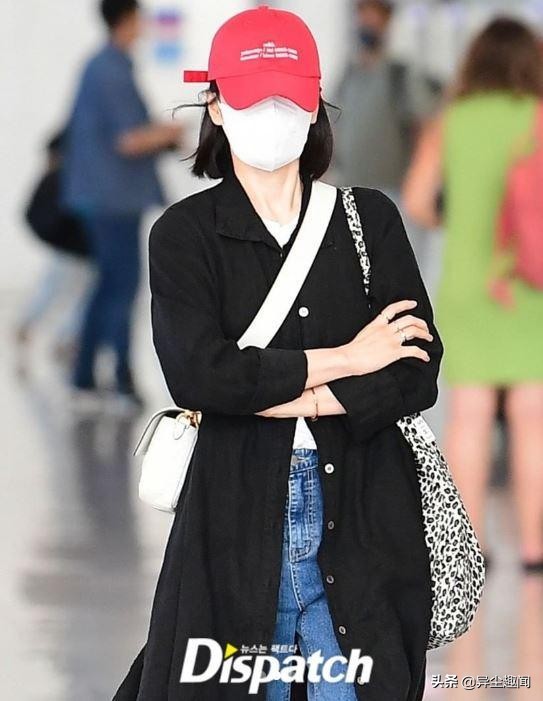 宋慧乔秀机场时尚，肩上背的另一款帆布包成热搜
