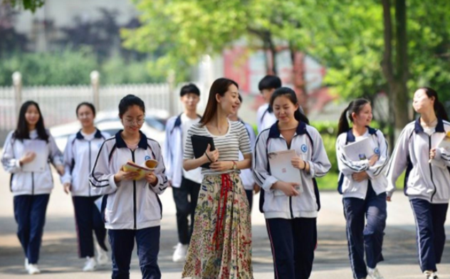 中国2位顶级高考状元，一个远赴美国一个留在国内，生活截然不同