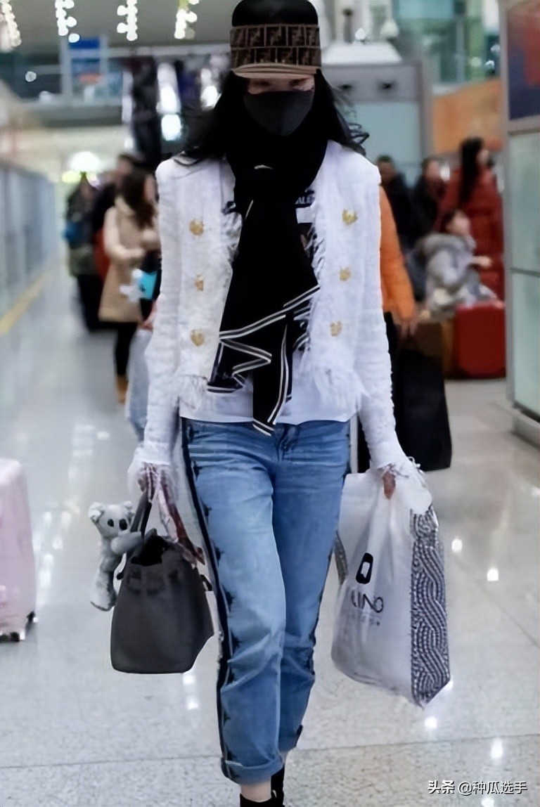 刘亦菲一件羽绒服穿10年不算啥，天仙也曾是丑衣服收藏家啊