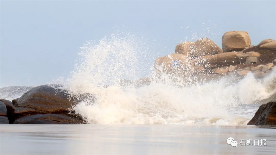 风劲潮涌浪高起，石狮海湾大风歌