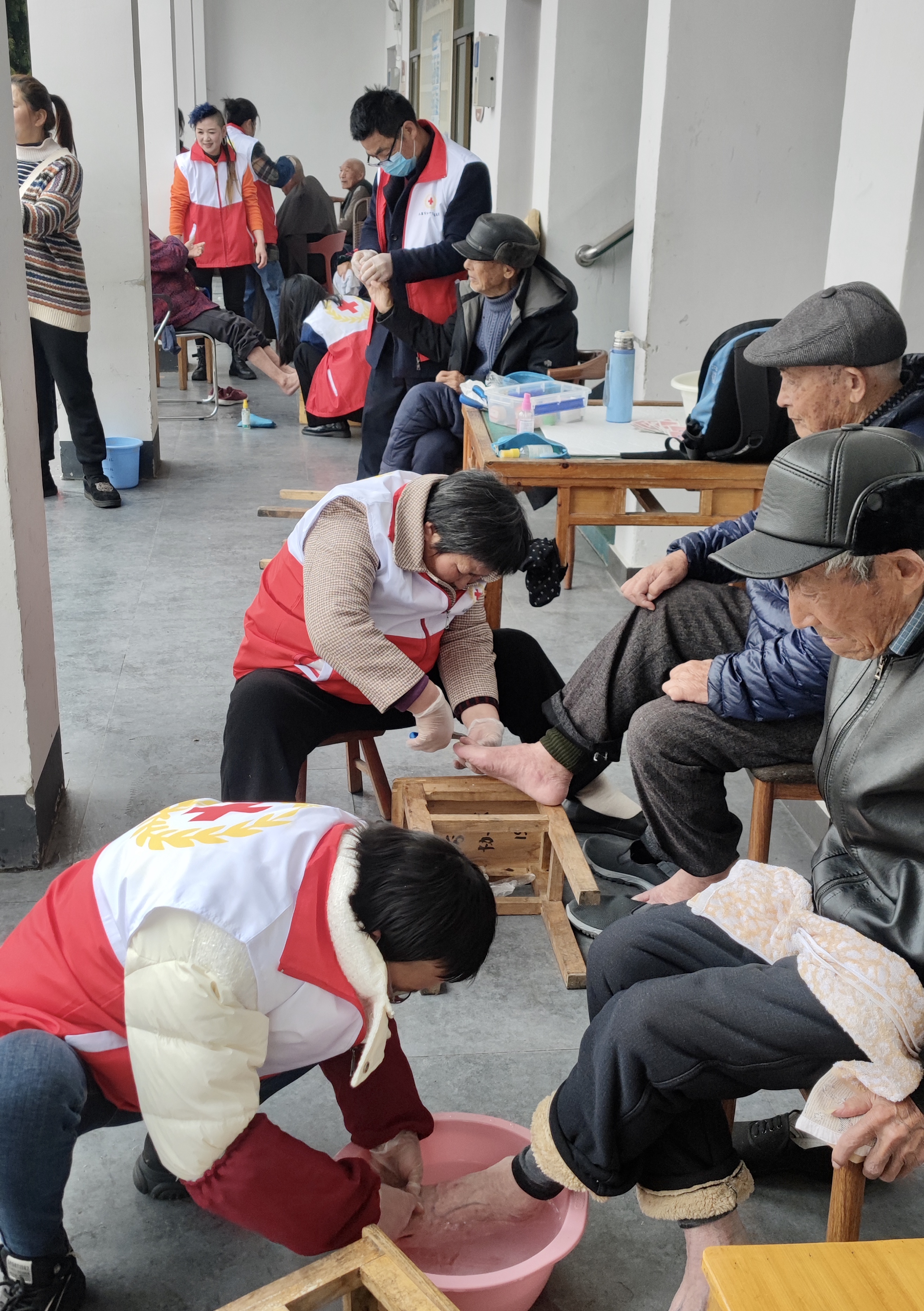永康市红十字走进上考村居家养老中心开展关爱老人志愿服务活动