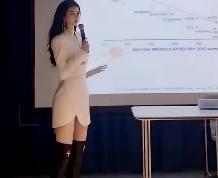 上海某高校女老师高颜值走红，美得不可方物，评论区却一股酸味