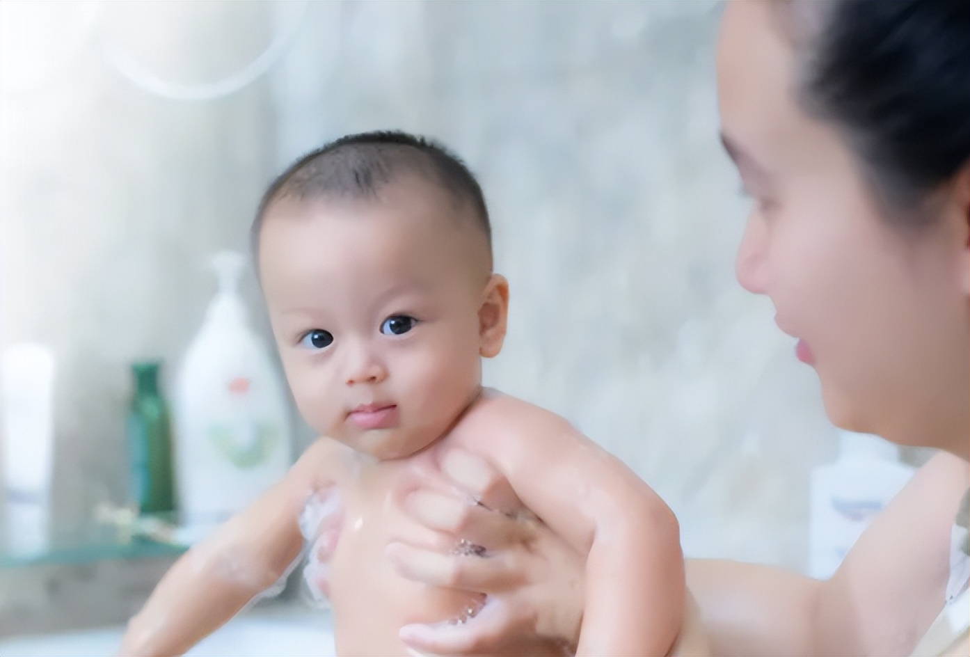 宝宝抗拒洗澡，并非不讲卫生，了解“苦衷”才能让他爱上洗澡