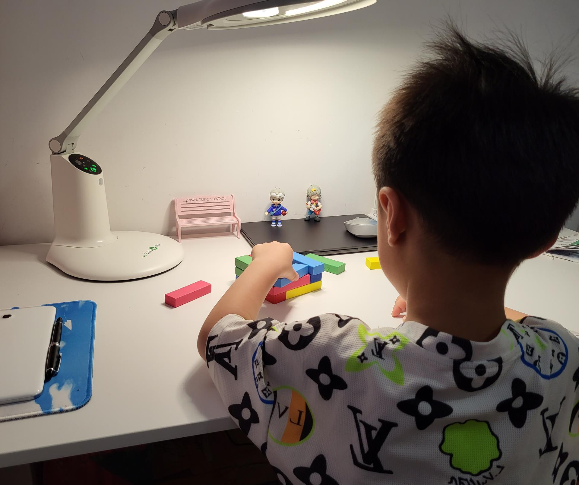 今天，我花了5000块，给儿子打造了一个专业级护眼环境