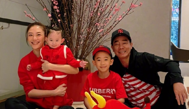 应采儿一家过年逛街，Jasper长高不少，陈小春发现被拍不生气