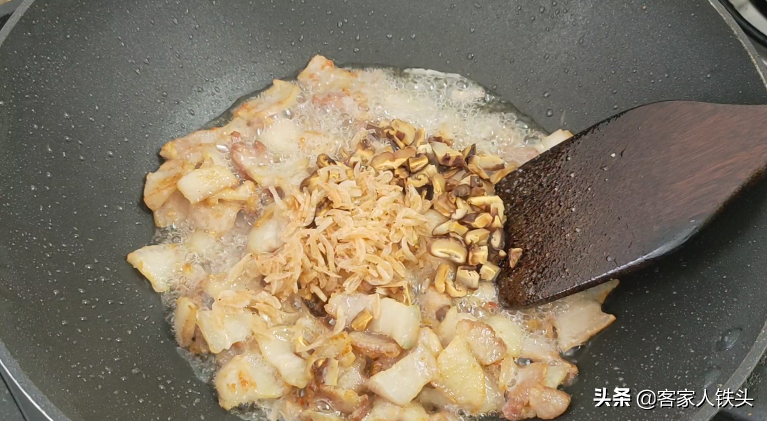 冬至吃什么？2个萝卜8个油豆腐，客家人都爱这样吃，一次吃三四个