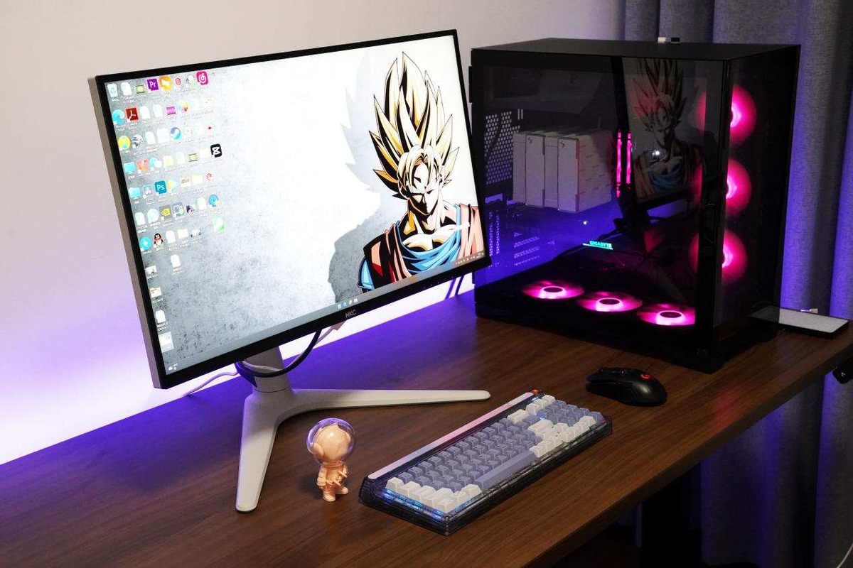 透明设计配合RGB灯效有多好看？新贵GM780三模机械键盘成桌搭新宠