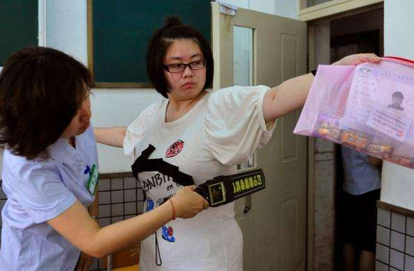 高考如何防止双胞胎“替考”？官方手段让人佩服，这谁还敢作弊