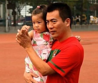 54岁足球解说员黄健翔：二婚15年，仍愧对前妻、亏欠女儿