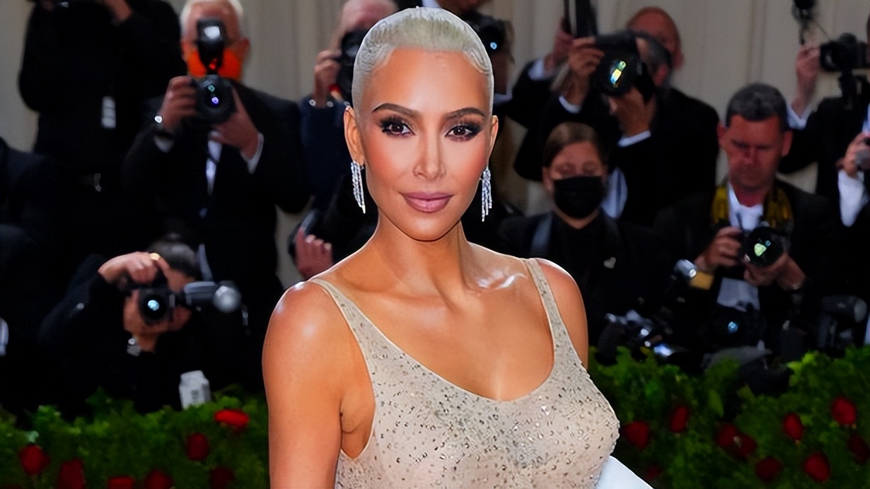 金和克洛伊用食物道具“假吃”披萨遭质疑，网友们真假难分