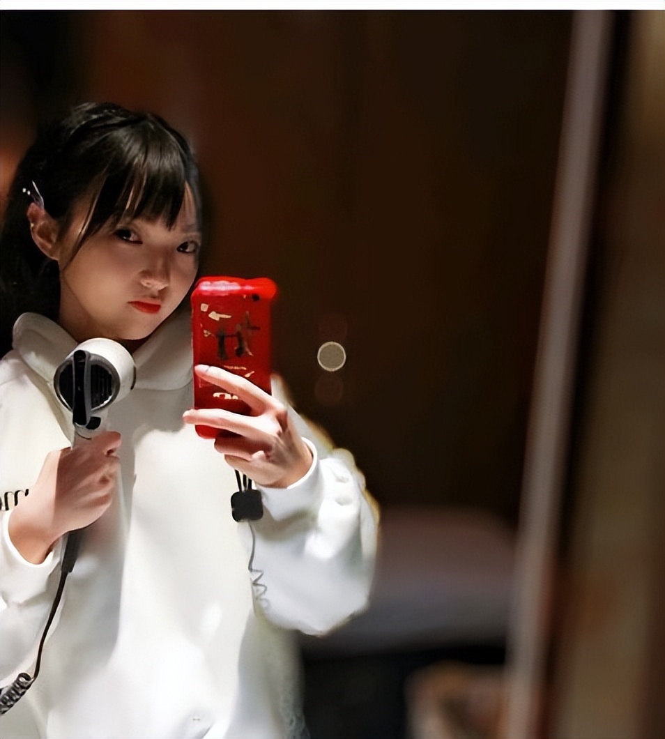 985毕业科班出身，实力不俗被称小邓紫棋，因生病变丑遭外貌羞辱