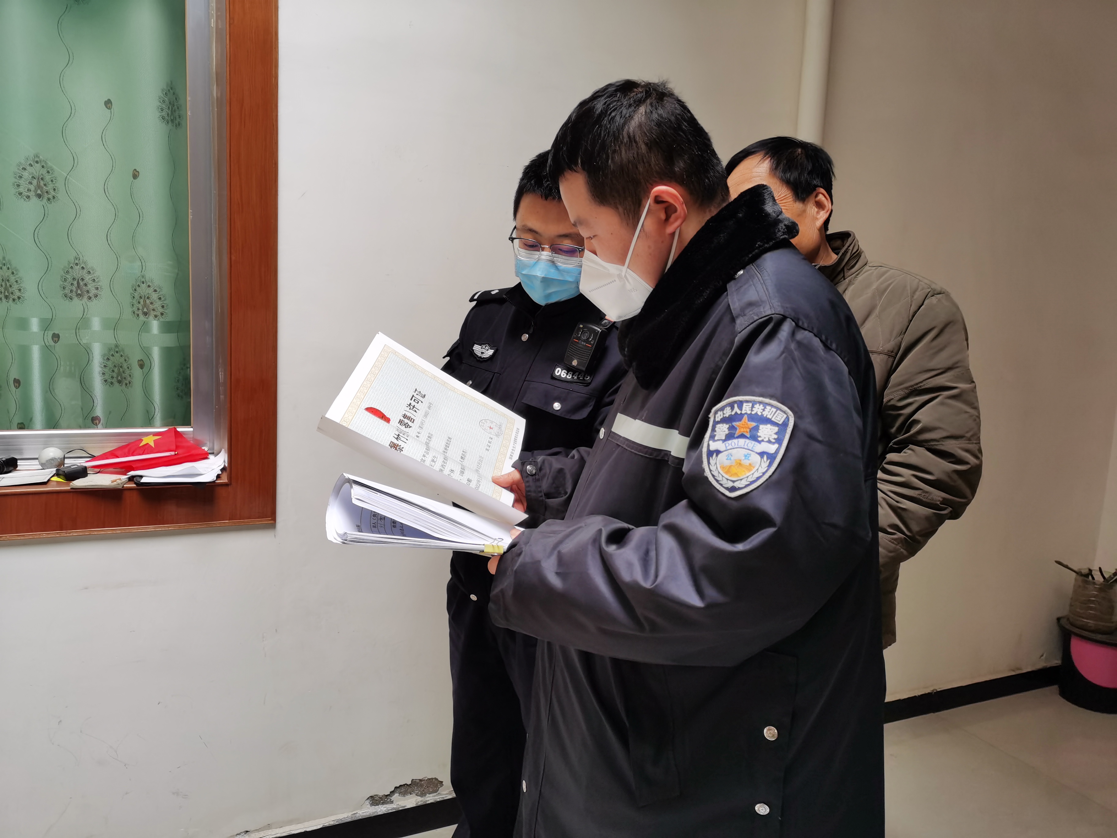 渭南富平张桥派出所深入辖区对烟花爆竹销售点进行安全检查