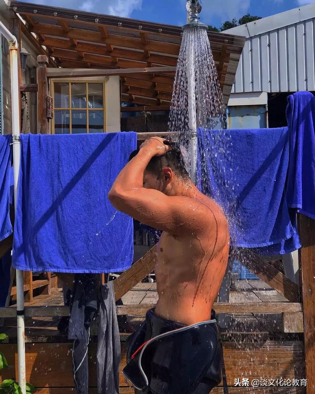 域外/韩国肌肉小哥演绎“在水一方”，侧颜太帅