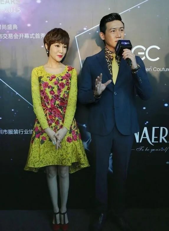 陆毅老婆鲍蕾身穿蓬蓬裙，气质绝，不像45岁，酷似洋娃娃