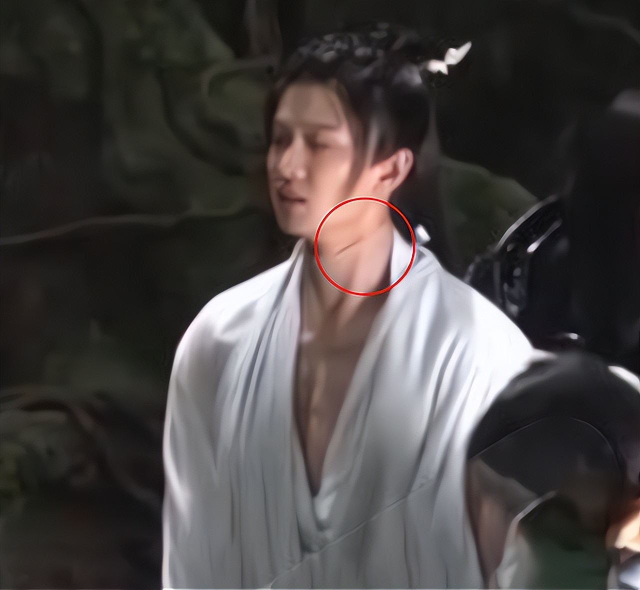 吃空气、假开车、骑假马、戴假肩胛骨，内娱明星拍戏有啥是真的？