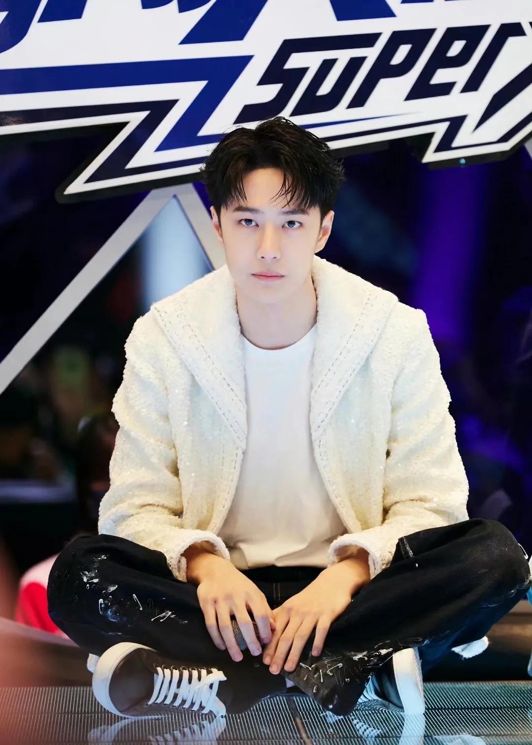 王一博坐姿合集