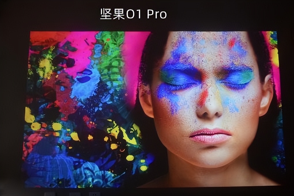 小户型能不能买投影仪？去买超短焦！坚果O1 Pro靠墙投出百寸大屏