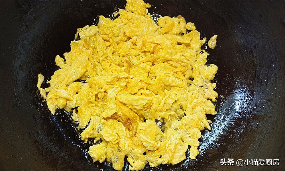 鸡蛋炒平菇，口感爽滑，味道十分鲜美好吃，一不小心就会多吃饭