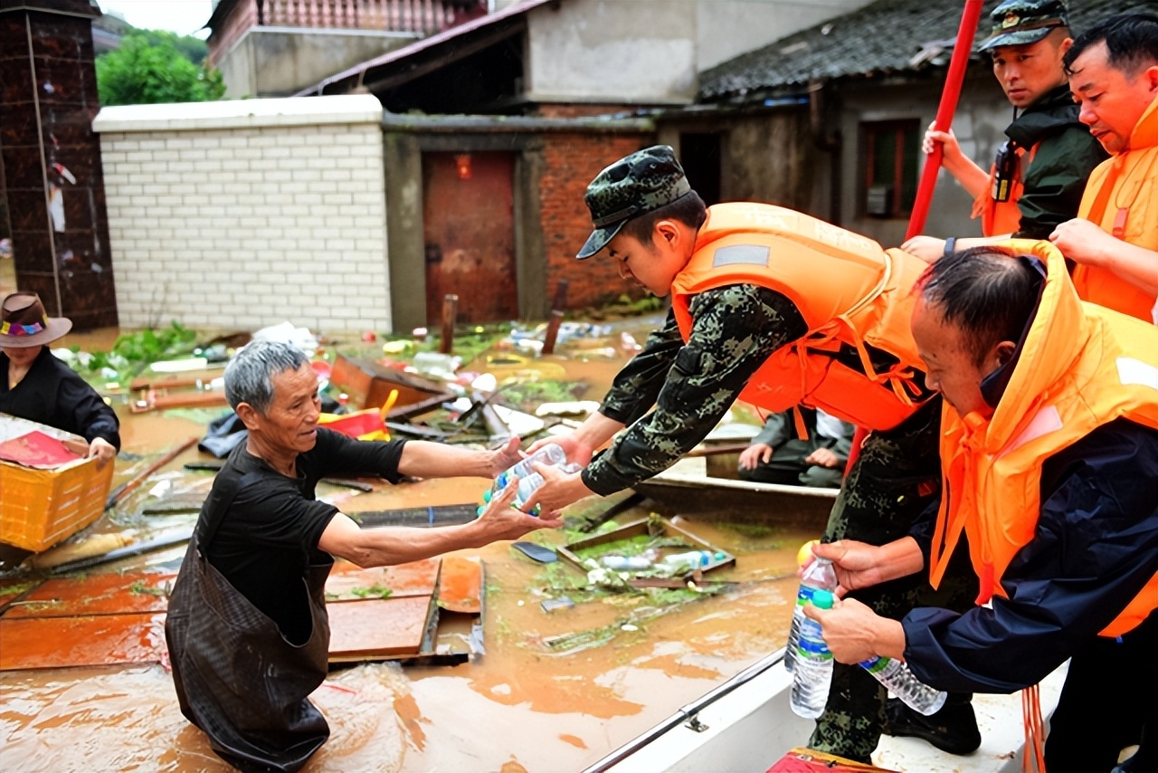 武警江西总队千余名官兵奋战在乐安河抗洪一线