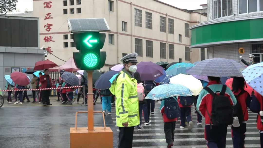 春季開學第一天 連城交警全力護學保平安