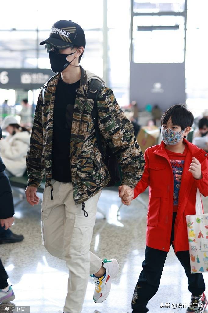 吴尊一家四口现身机场 女儿neinei不惧镜头打招呼