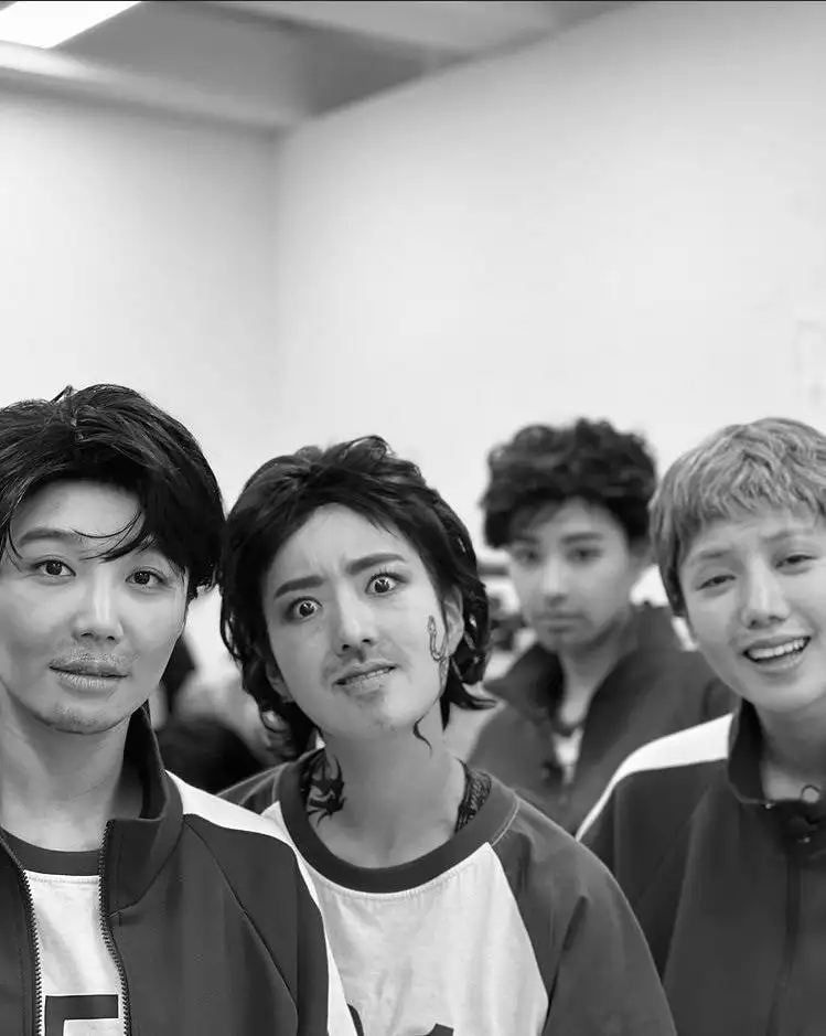 Apink大变身!10周年粉丝见面会上装扮《鱿鱼游戏》
