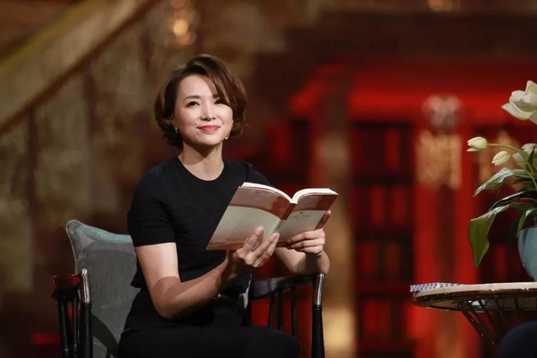 抖音上董卿说的五句话人间清醒董卿的五个金句告诉我们人活着就为了做