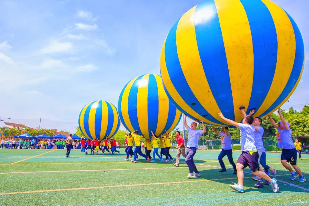 众星捧月通过拉伸绳子的方式,使皮球在鼓面或充气垫上进行回弹.