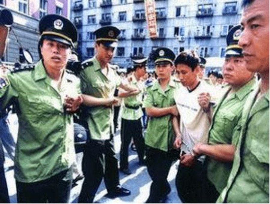 2003年，黑帮教父刘涌被执行死刑，为何提前在脚镣上塞上一元钱？