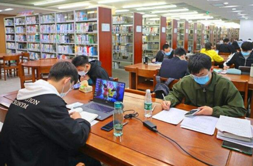 封校后的大学生都在做什么？男生宿舍玩捉迷藏，女生宿舍演宫斗剧