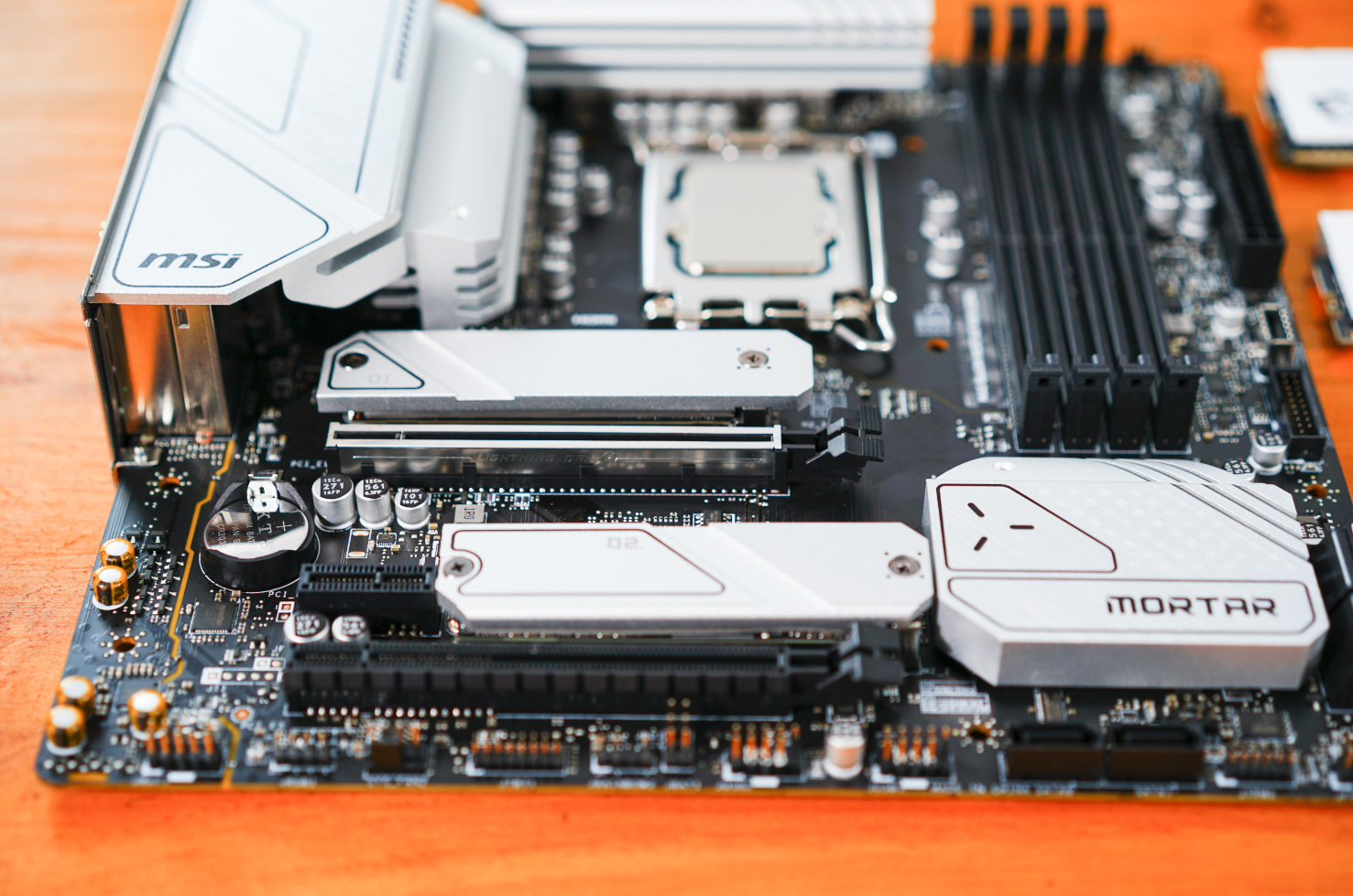 主板自带M.2散热片是鸡肋？看看B660迫击炮+PCIe4.0固态上机实测