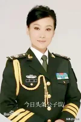 谭晶情史，青歌赛上成名，长城上开演唱会，嫁爱情高龄产子