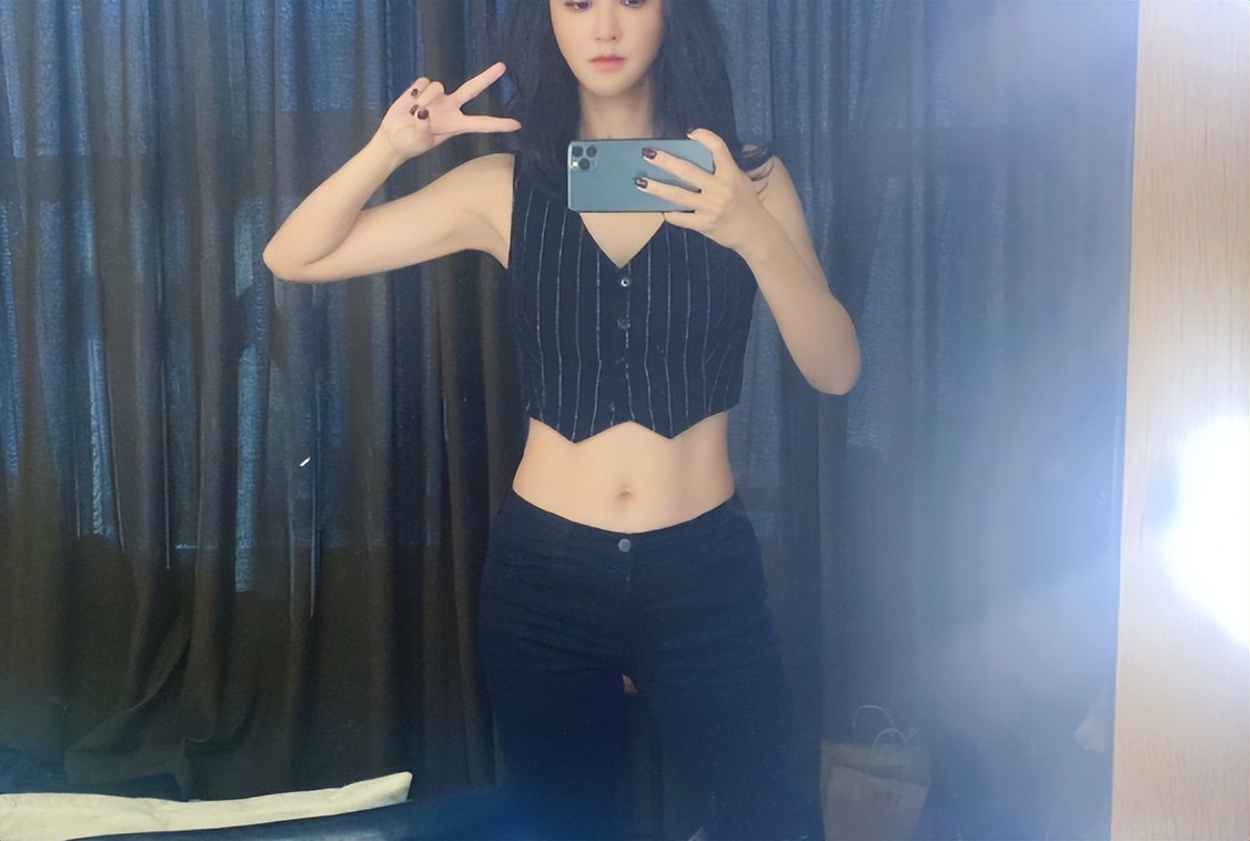 40岁的张歆艺露出双下巴十分夸张，偶像包袱掉了一地