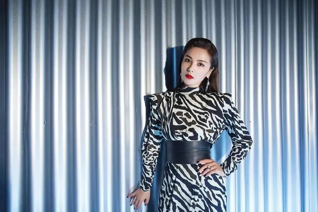 三大顶流的豹纹battle，迪丽热巴休闲惬意，赵丽颖杨幂一言难尽