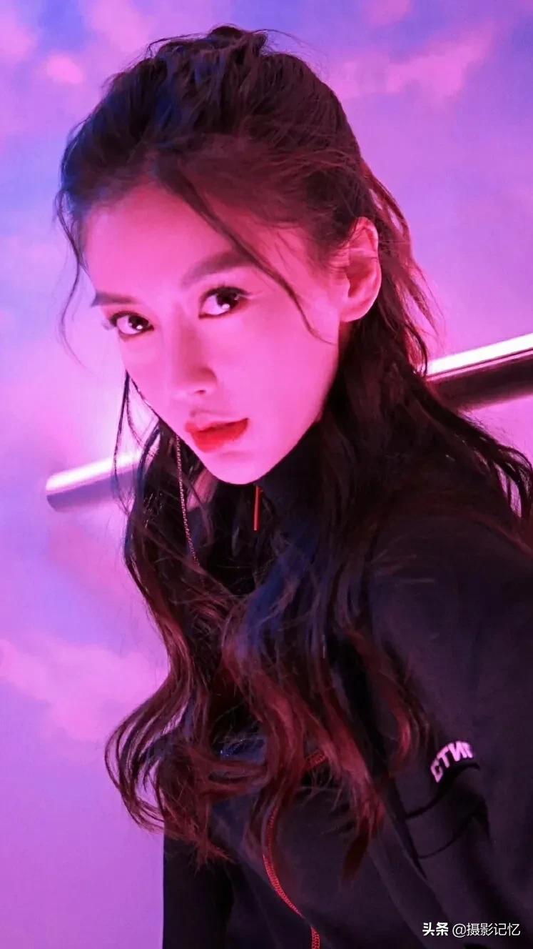 杨颖：女人味十足