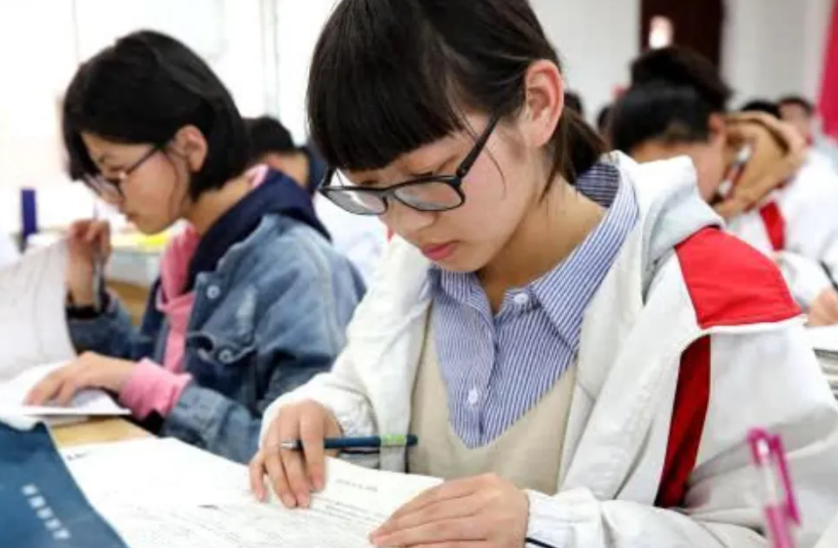 高考分数和模拟考分数差多少？学霸的答案很中肯，考生可以放心了