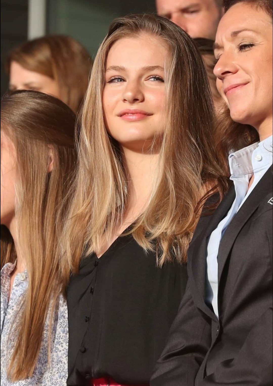 莱昂诺尔公主穿搭颠覆了！荧光粉阔腿裤参加活动，一般人驾驭不了