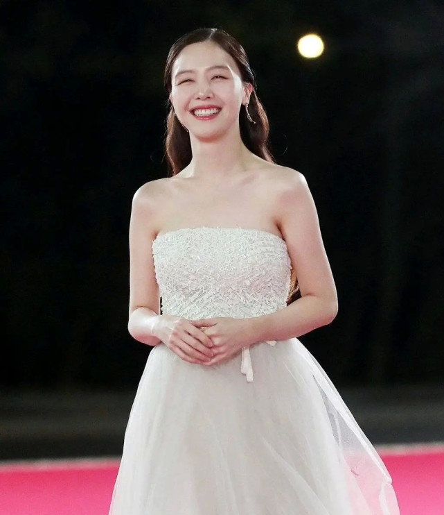 韩女演员林允儿 雪炫 郑秀晶 方敏雅，寒冬中露出肩膀的大胆时尚