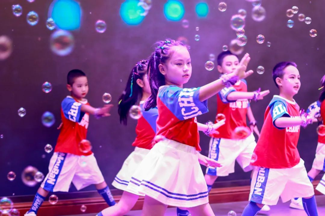 天府新区华阳实验小学举行“童星耀五月·艺术绽花开”群舞比赛