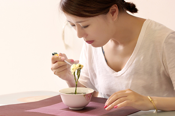 一生要吃9吨食物，谁先吃完，谁先走？吃得少活得久，是真的吗？