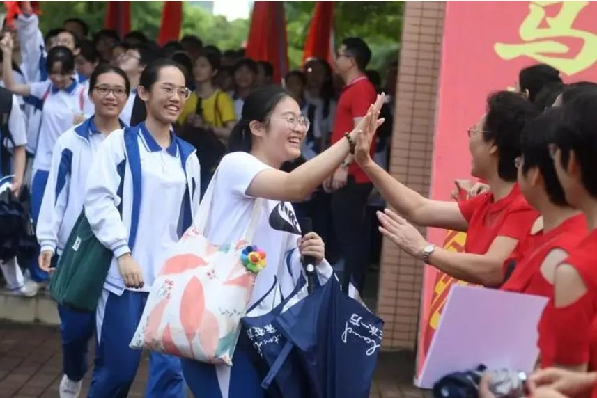 浙江一年有两次高考，今年57余万考生参加，许多人觉得不公平