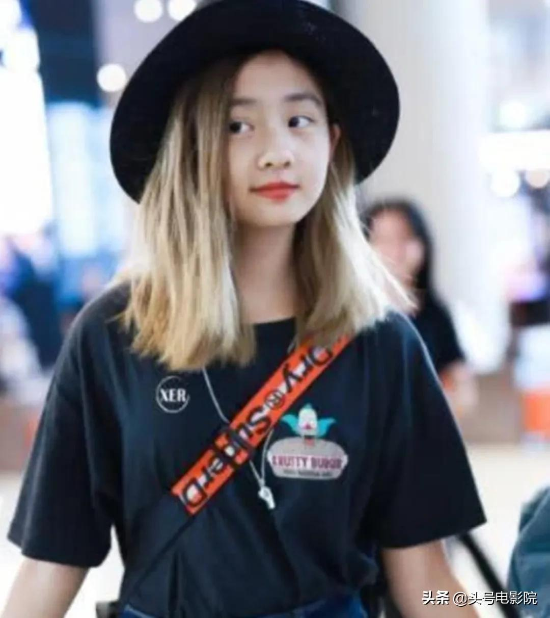 黄多多16岁戴金链涂眼影,爸爸萌娃早熟!曹格女儿11岁露肩画眼线