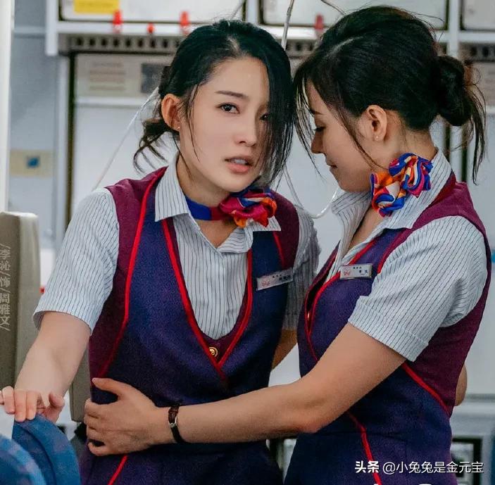 《中国机长》中的女乘务员，气质很出众