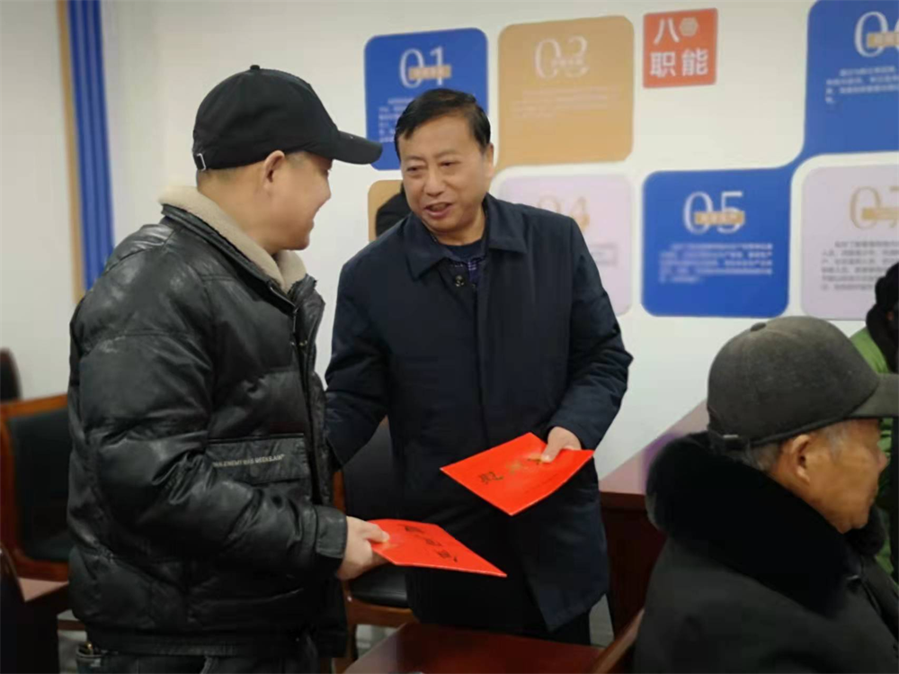 随后,张爱民一行前往丁集镇丁集村入户慰问了6户群众