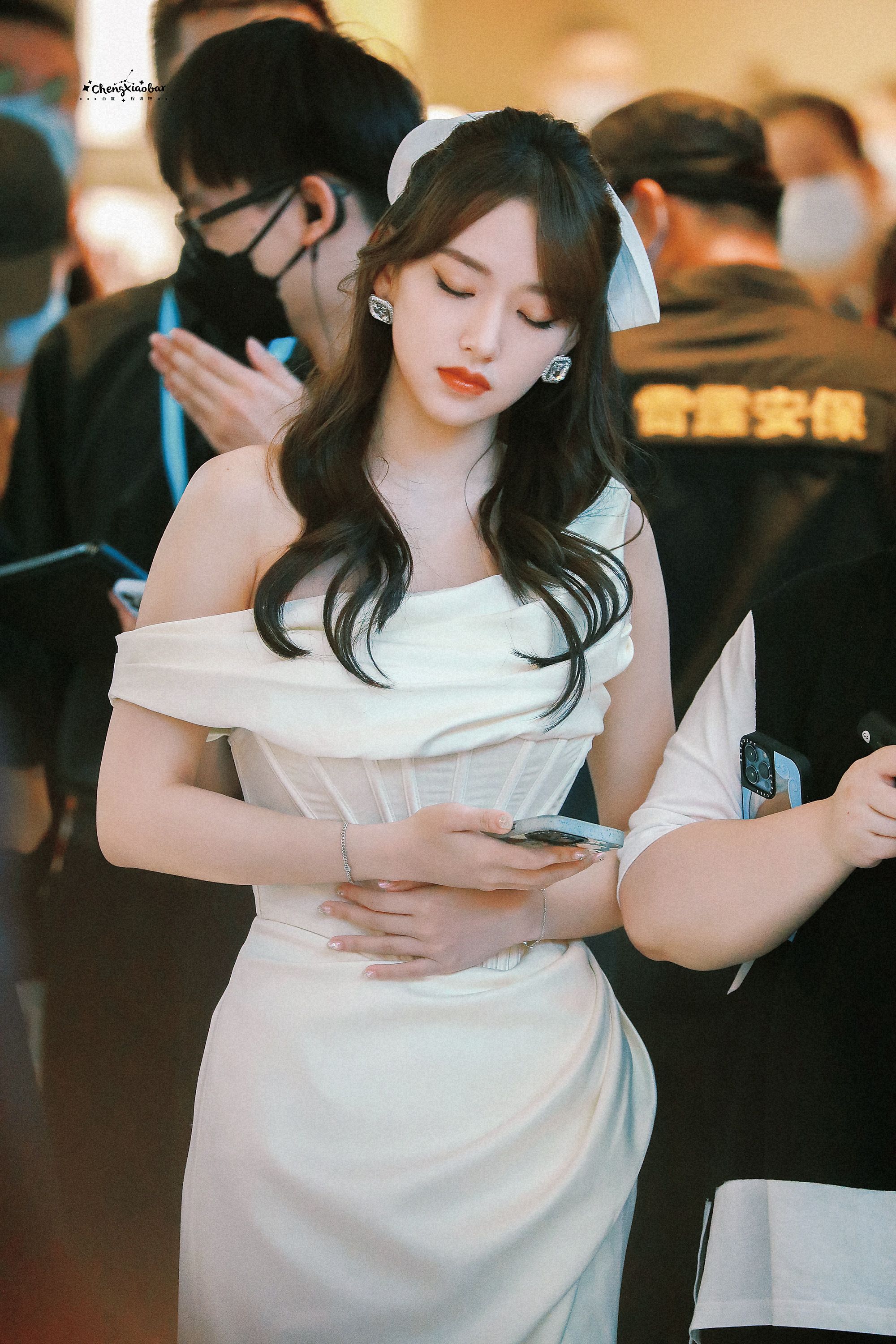 程潇白色露肩长礼服活动照合集