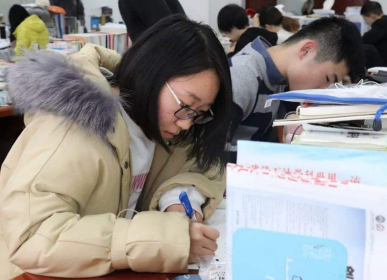 考研“4大卷王”专业，400分学生扎堆，即使“二战生”也难上岸