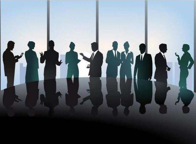 南京一商场两女子人肉占车位，被车辆缓缓顶开，法律支持谁？