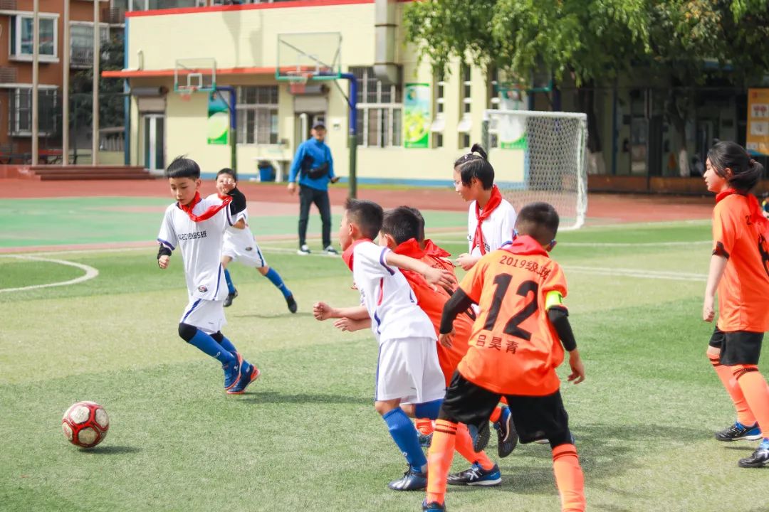 天府新区华阳实验小学在升旗仪式上隆重举行足球运动会颁奖典礼