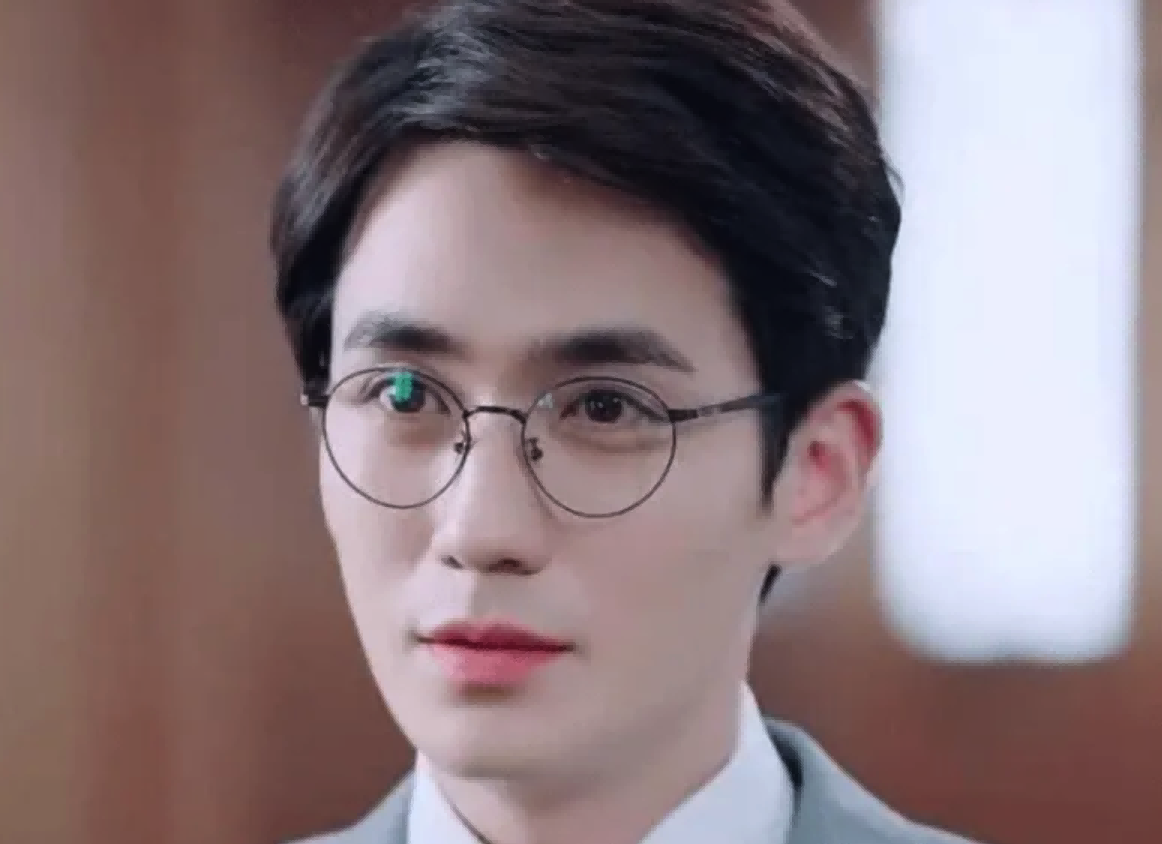 同样是“眼镜造型”，把肖战王一博和吴启华放一起，差距就出来了